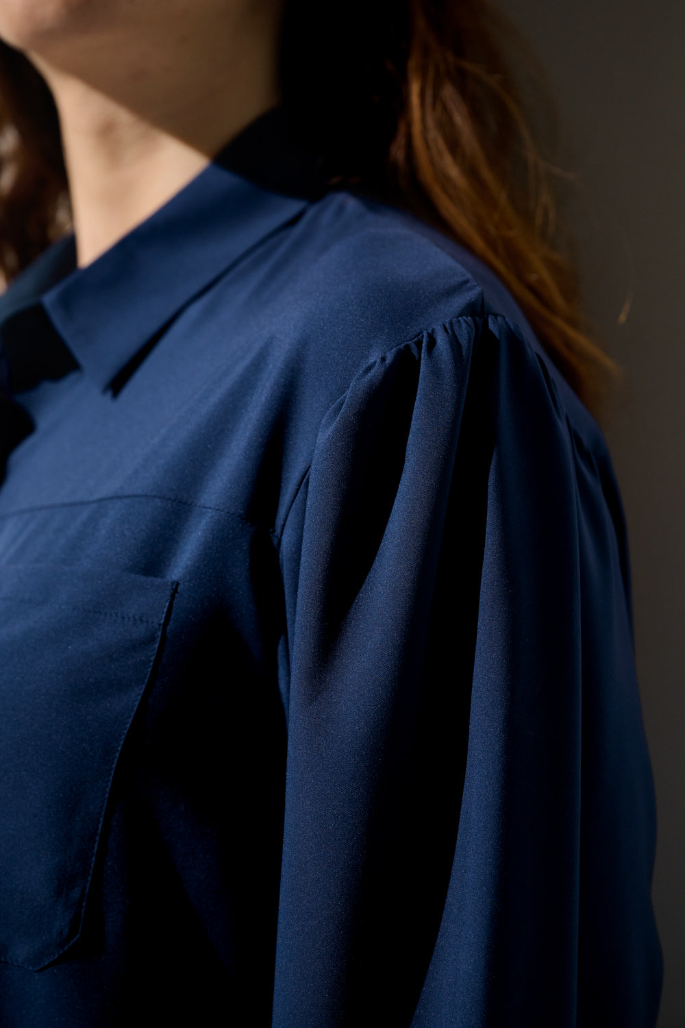 Chemise longue anti-UV - Faro, femme en bleu marine, élégante avec manches longues, légère et respirante.