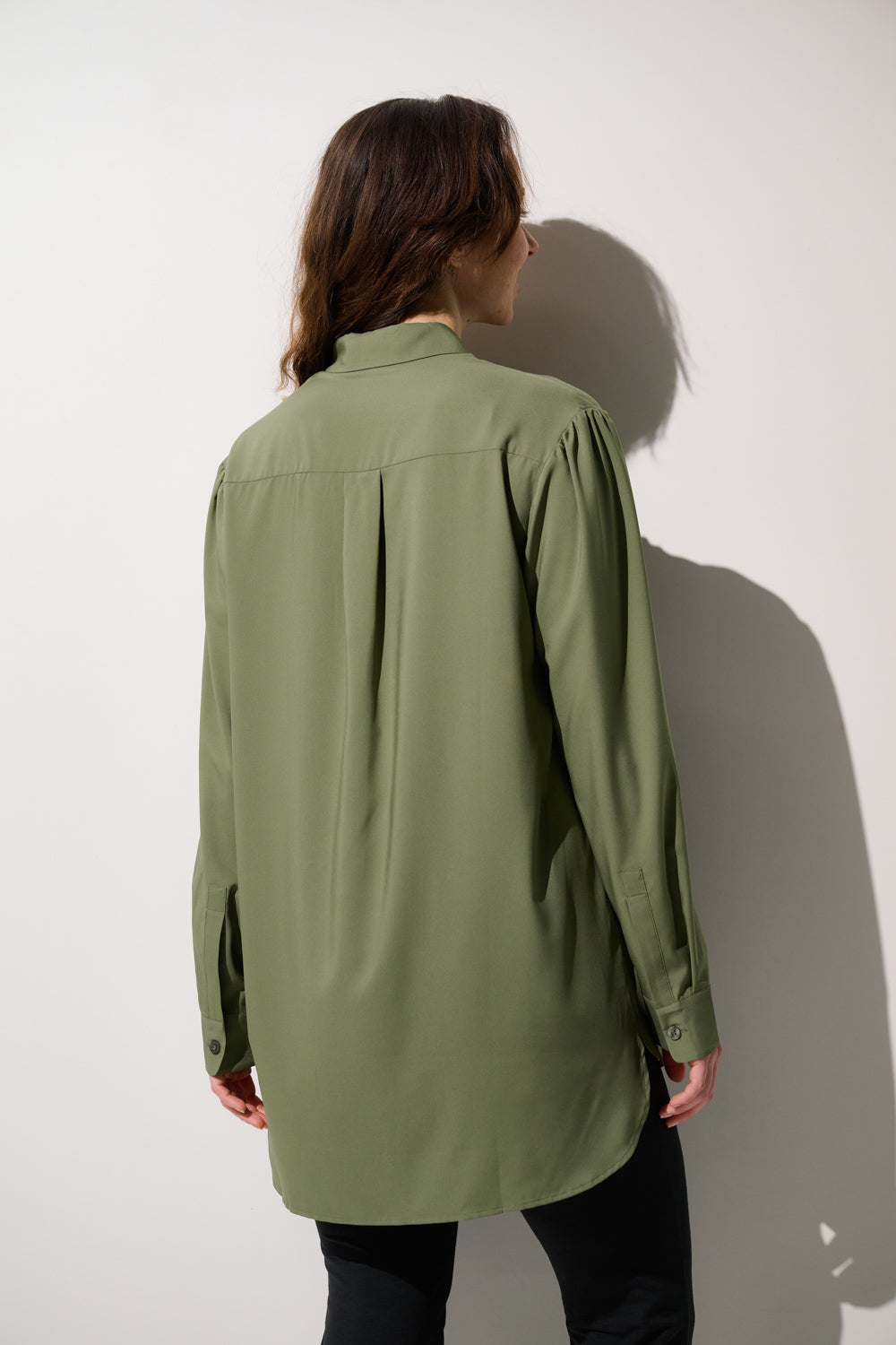 Chemise longue anti-UV - Faro, femme portant un modèle vert léger, élégant et respirant.