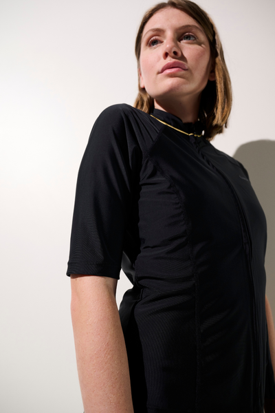 Veste de bain anti-UV - Malta, femme en lycra noir avec manche courte, idéale pour la baignade et la protection solaire.