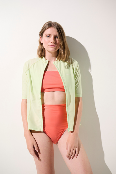 Veste de bain anti-UV - Malta, femme en lycra vert clair, idéale pour la baignade avec protection solaire UPF 50+.