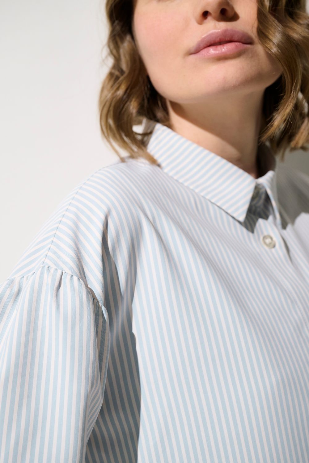 Chemise longue anti-UV - Sylt pour femme, en bleu rayé, légère et élégante, idéale pour la protection solaire.
