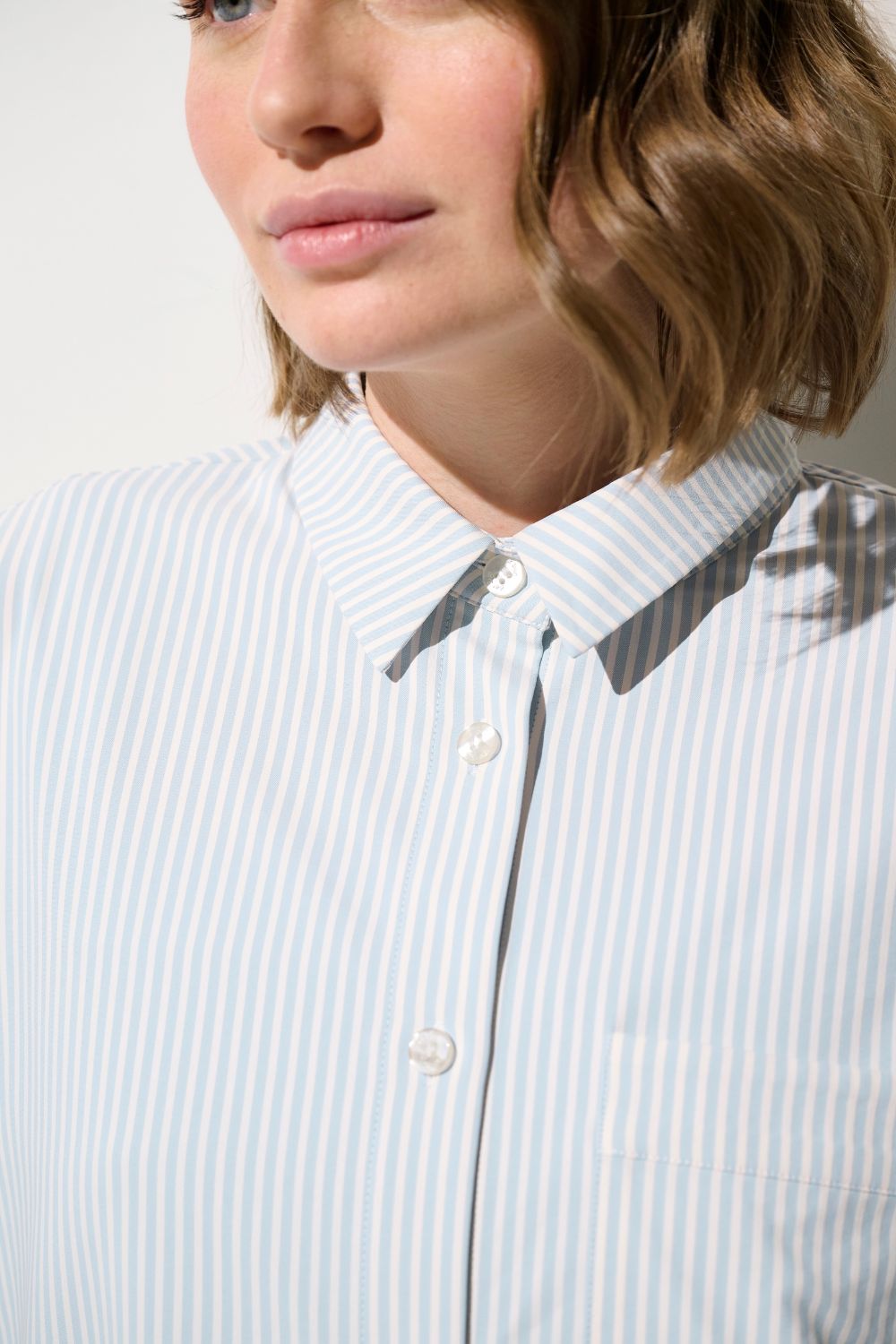 Chemise longue anti-UV - Sylt, rayée bleue, pour femme, élégante et légère, offrant une protection solaire UPF 50+.