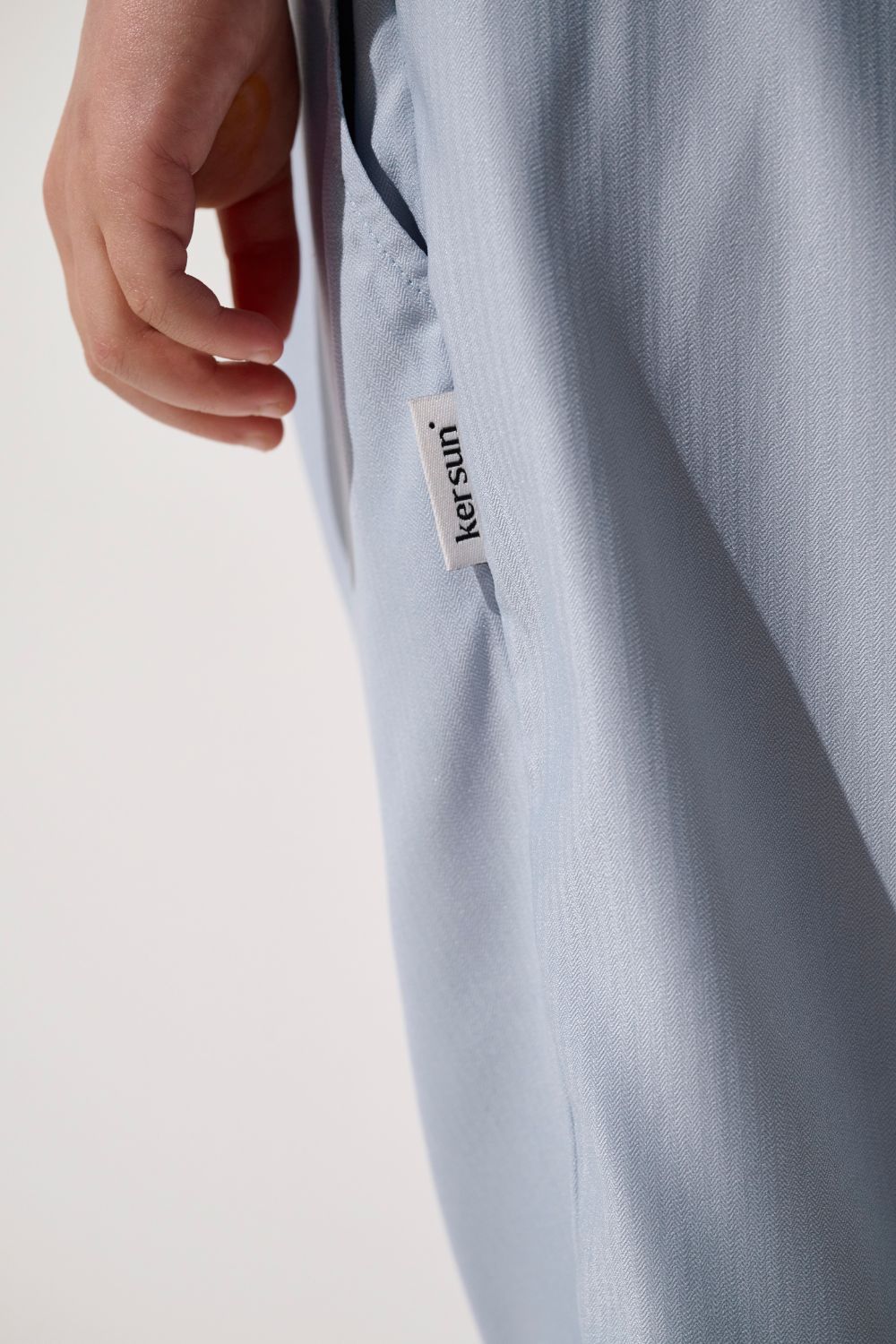 Pantalon anti-UV - Faro, léger et confortable en bleu, avec étiquette Ker Sun, idéal pour les enfants.