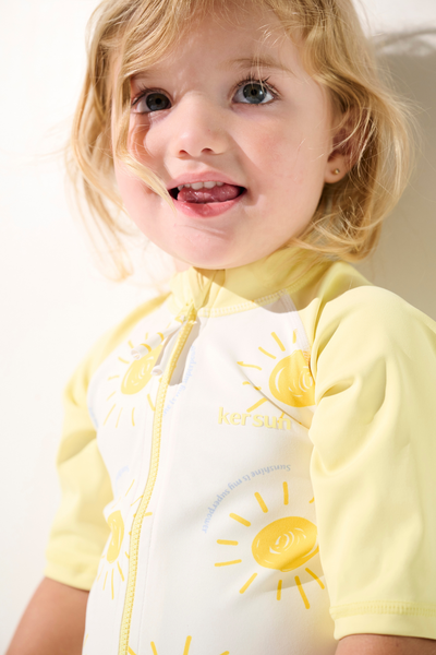 Combinaison de bain anti-UV - Pacific jaune pour enfant, légère et UPF 50+, idéale pour protéger au soleil.
