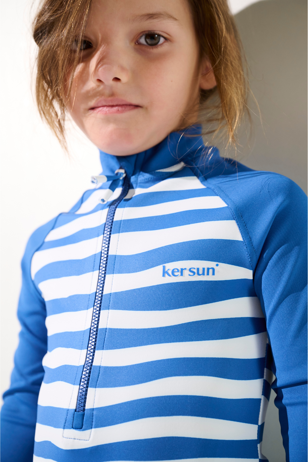 Maillot de bain anti-UV manches longues - Flores pour enfant, rayé bleu, protection solaire UPF 50+ de Ker Sun.