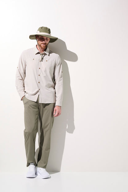 Homme portant un chapeau anti-UV - Sequoia, chemise légère et pantalon, idéal pour la randonnée en plein air.