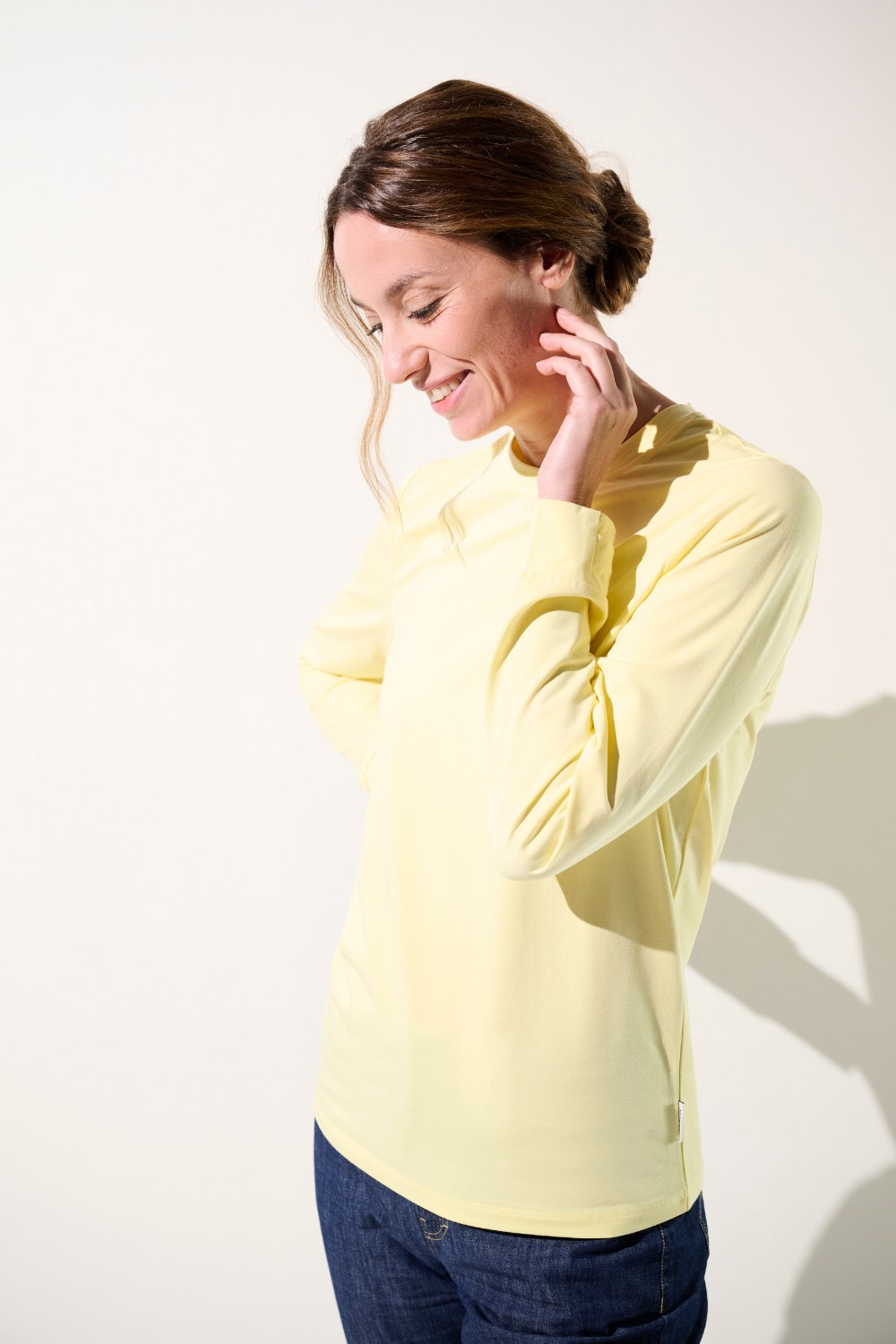 T-shirt anti-UV jaune pour femme, léger et confortable, idéal pour les activités extérieures, UPF 50+.