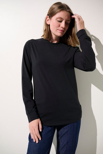 T-shirt anti-UV noir à manches longues pour femme, léger et confortable, certifié UPF 50+.