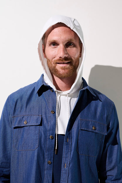 Homme portant une capuche anti-UV - Mojave à manches longues, protection solaire UPF 50+, style décontracté.