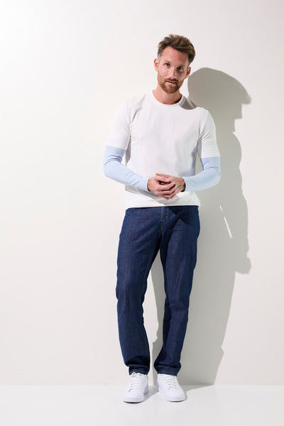 Homme portant des manches anti-UV Gobi, légères et respirantes, garantissant protection solaire UPF 50+.