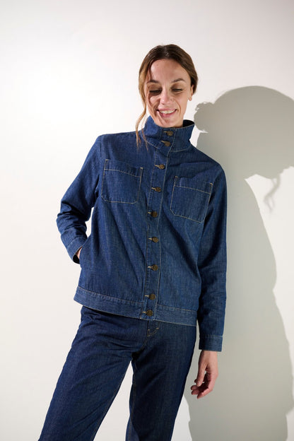 Veste anti-UV Saint-Malo en jean bleu pour femme, légère et élégante, offrant une protection solaire UPF 50+.