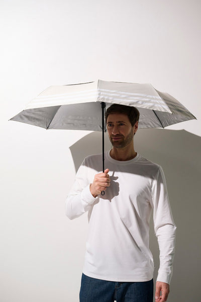 Homme portant une ombrelle anti-UV - Pornichet, en blanc, offrant une protection solaire UPF 50+.