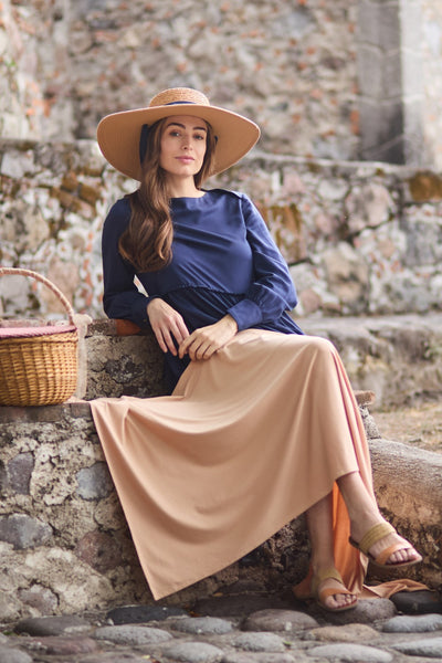 Femme assise se protégeant les jambes du soleil avec une étole anti-UV certifiée UPF 50+