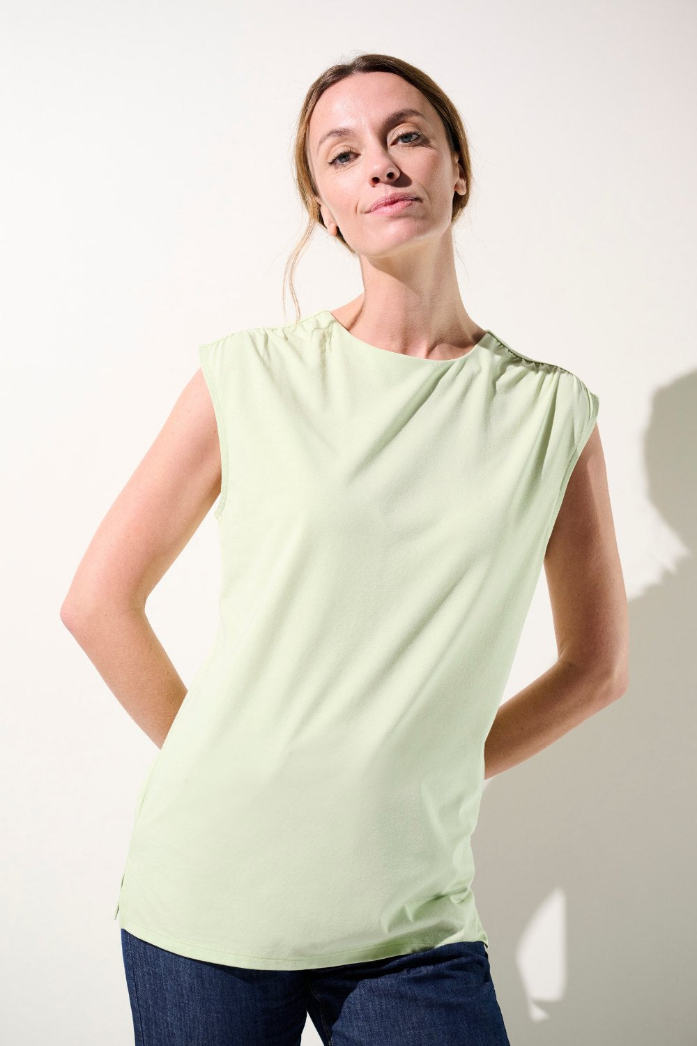 Débardeur anti-UV vert clair pour femme, élégant et léger, avec protection solaire UPF 50+.