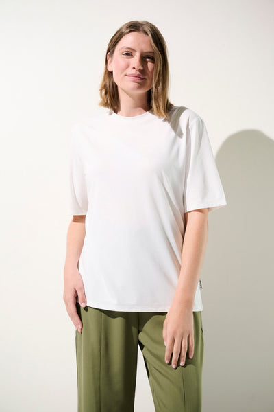 T-shirt anti-UV blanc pour femme, léger et élégant, offrant une protection solaire UPF 50+.