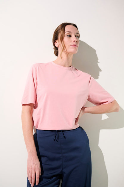 T-shirt anti-UV rose pour femme, UPF 50+, léger et respirant, idéal pour les journées ensoleillées.