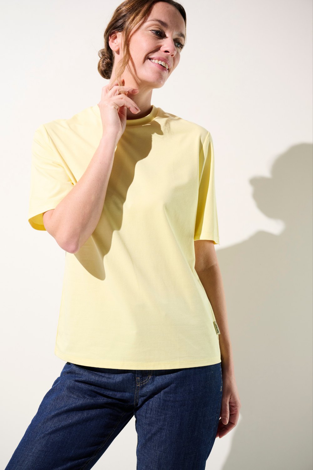 T-shirt anti-UV jaune pour femme, léger et élégant, offrant une protection solaire UPF 50+.