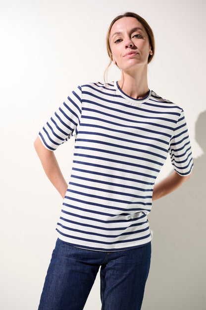 T-shirt anti-UV Saint-Malo à rayures pour femme, léger et élégant, UPF 50+, parfait pour une journée décontractée.