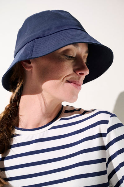 Bob anti-UV - Faro en bleu marine sur femme, idéal pour protection solaire UPF 50+ et style décontracté.