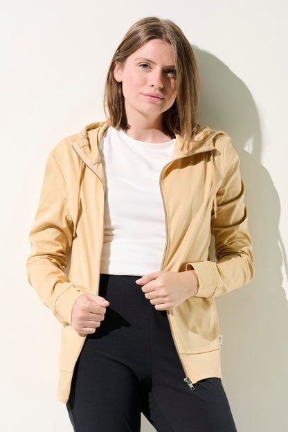 Femme portant une veste anti-UV zippée, certifiée UPF 50+, idéale pour se protéger du soleil au quotidien.