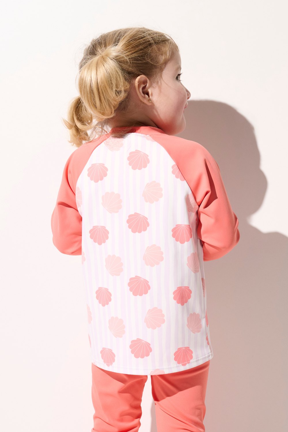 T-shirt de bain anti-UV - Samoa pour enfant, coloris rose avec motifs, protection solaire UPF 50+ pour la plage.
