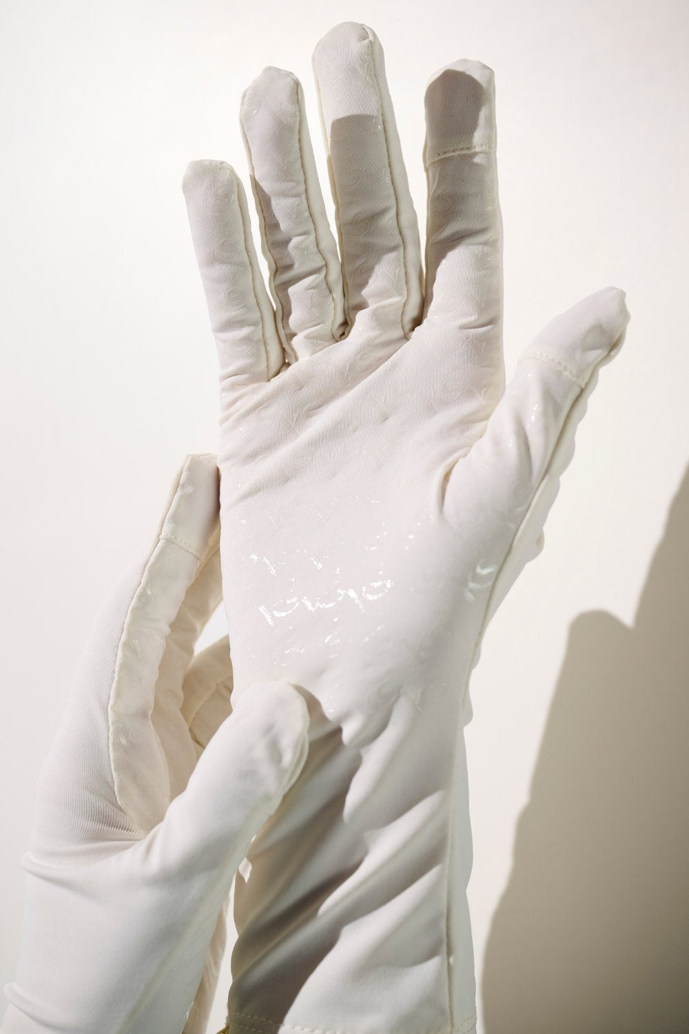 Gants anti-UV - Mojave blancs, légers et respirants, offrant une protection solaire UPF 50+ pour activités en extérieur.