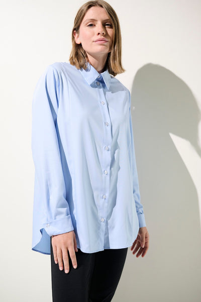 Chemise longue anti-UV bleue pour femme, élégante et respirante, conçue pour une protection solaire UPF 50+.