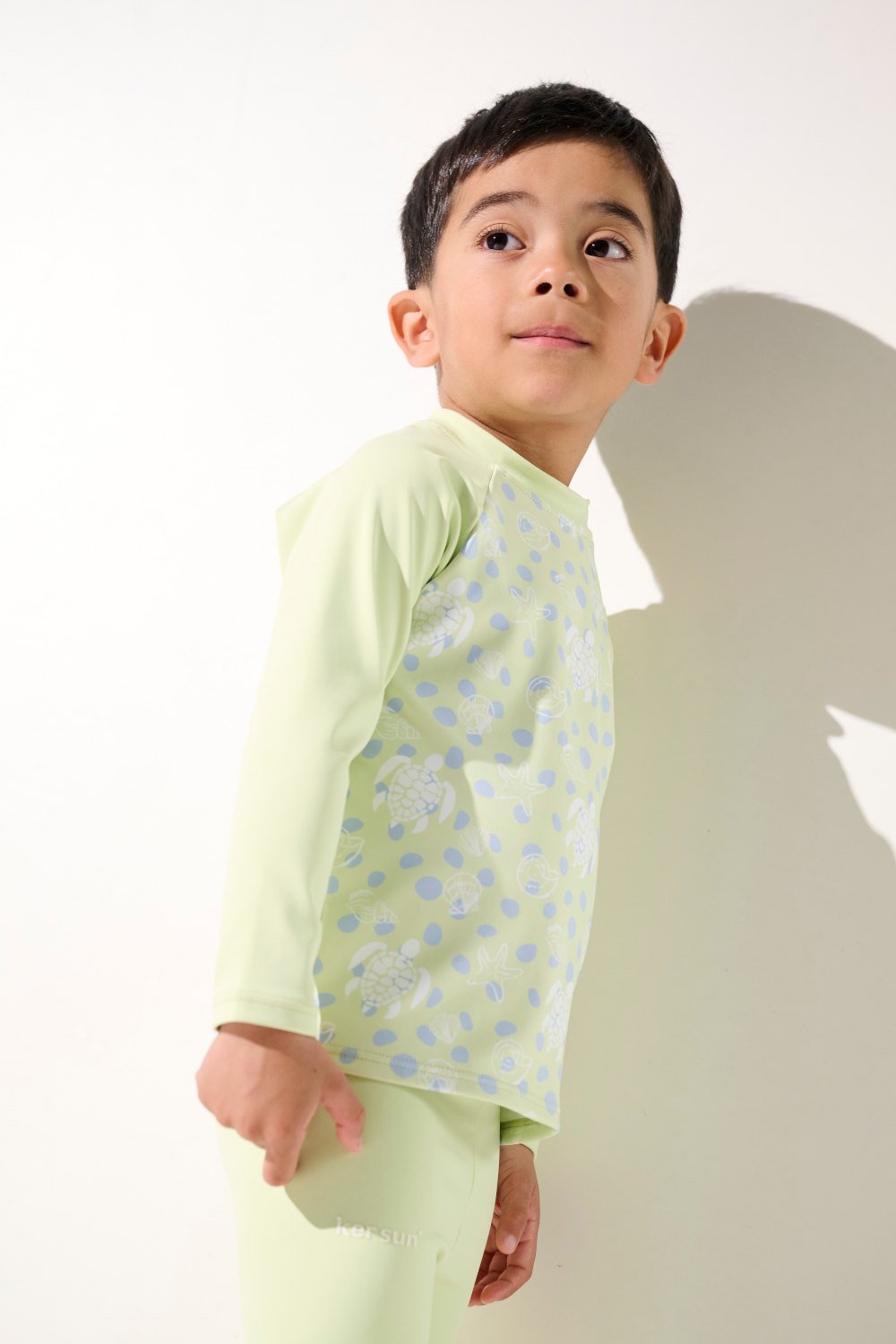 T-shirt de bain anti-UV - Samoa vert clair pour enfant, UPF 50+, idéal pour la plage et la piscine.