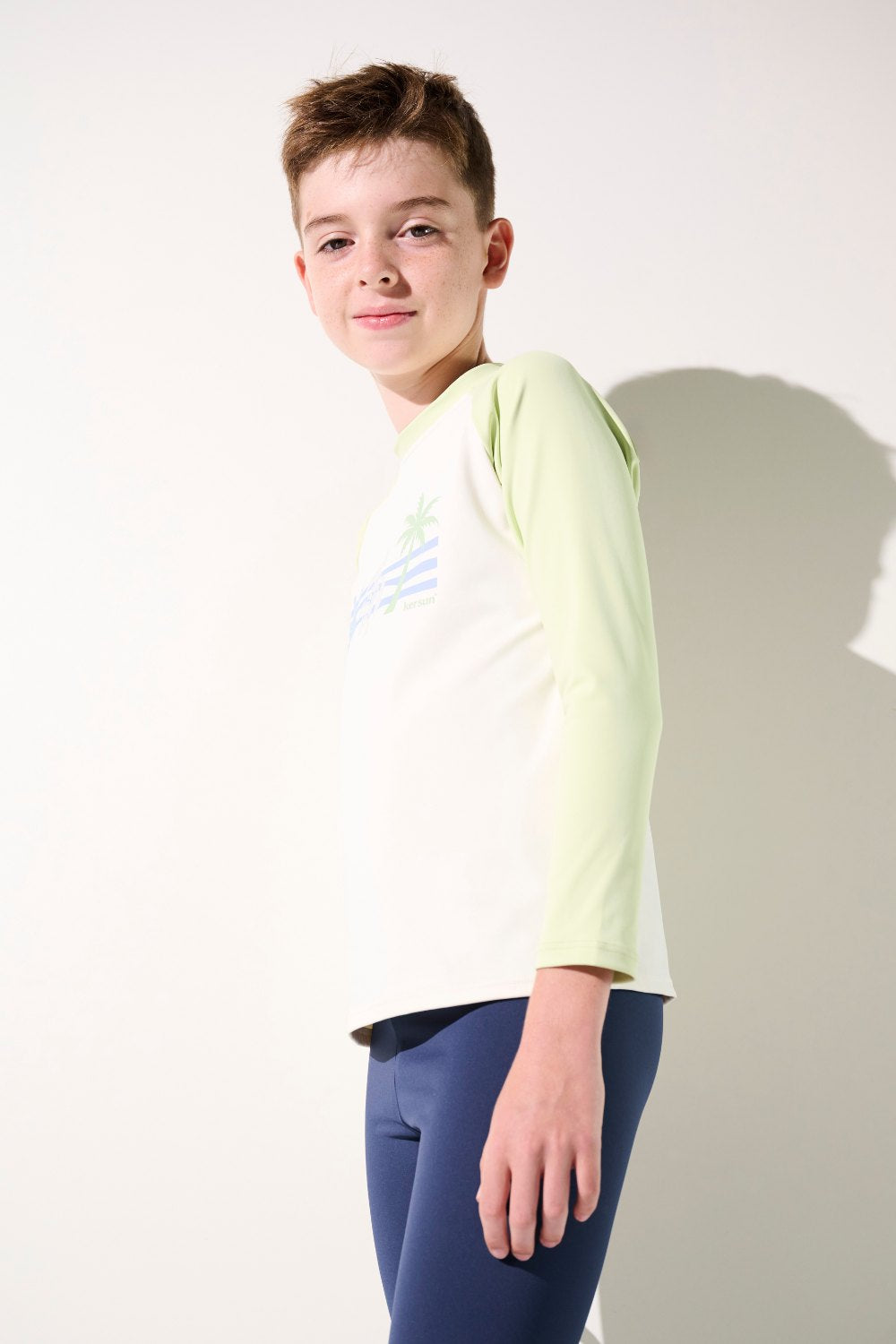 T-shirt de bain anti-UV - Fidji pour garçon, manches longues, léger UPF 50+, parfait pour la plage.