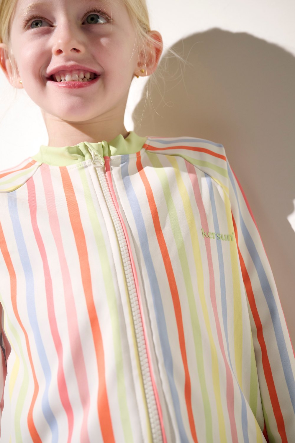 Veste de bain anti-UV - Fidji rayée pour fille, légère UPF 50+, idéale pour protéger la peau au soleil.
