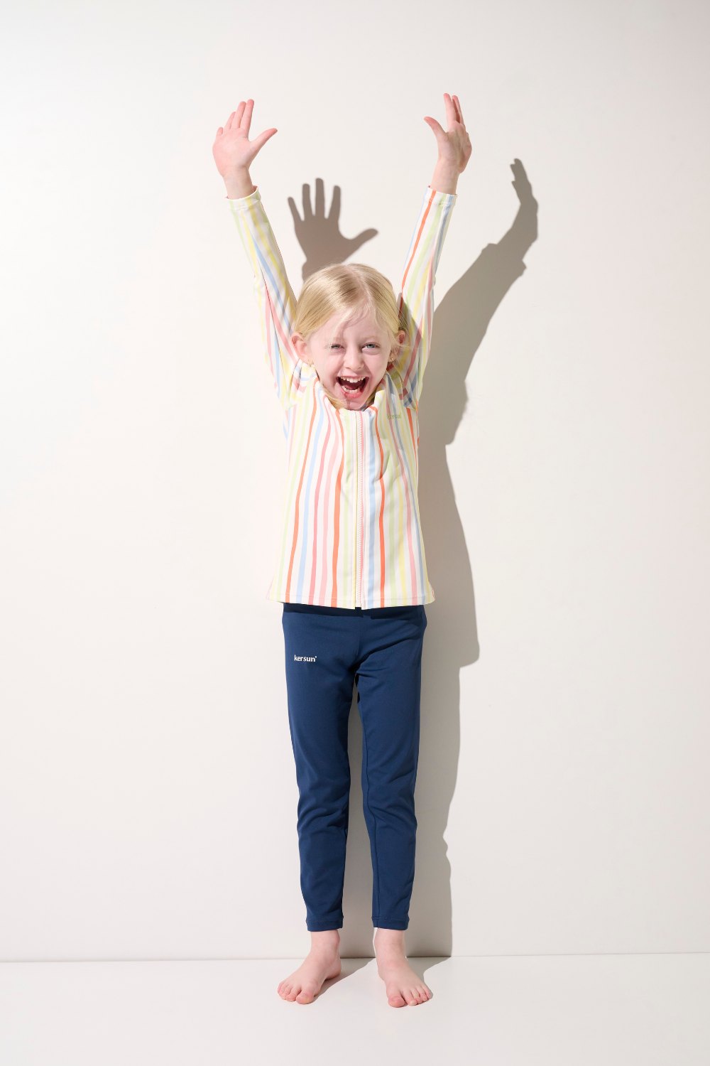 Veste de bain anti-UV - Fidji pour enfant, à rayures, légère et confortable, idéale pour la plage et la piscine.