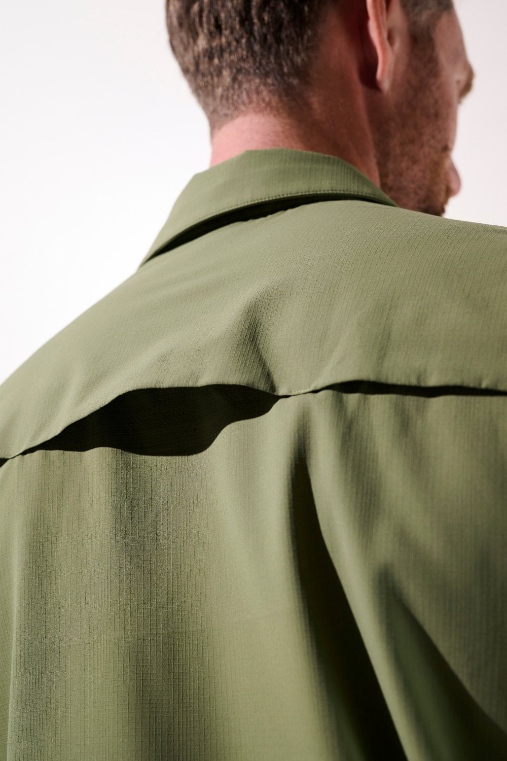 Chemise anti-UV - Sequoia verte, légère et respirante, idéale pour homme en activités de plein air, UPF 50+.