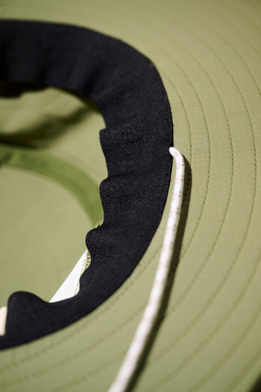 Chapeau anti-UV - Oasis, design léger et respirant avec bord noir pour une protection solaire efficace.