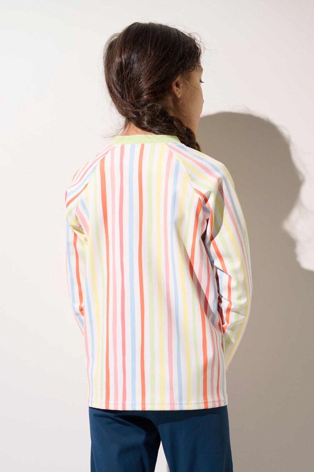 Veste de bain anti-UV - Fidji pour enfant, rayée, manches longues, tissu léger et respirant pour la plage.