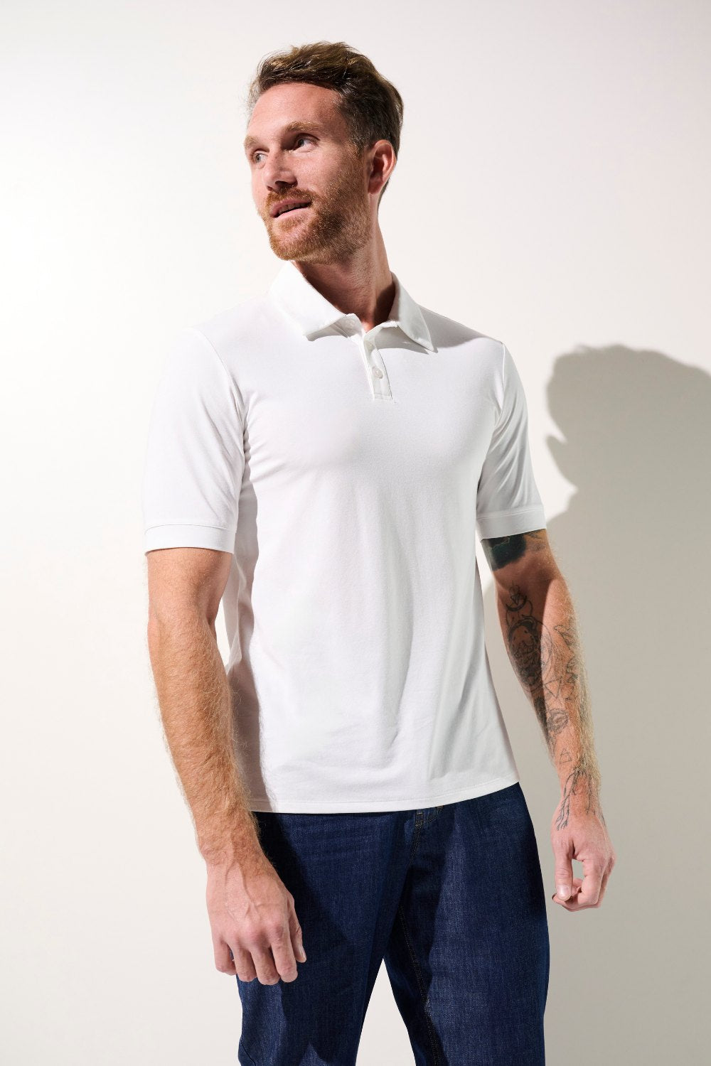 Polo anti-UV blanc pour homme, élégant et confortable, UPF 50+ pour une protection solaire quotidienne.