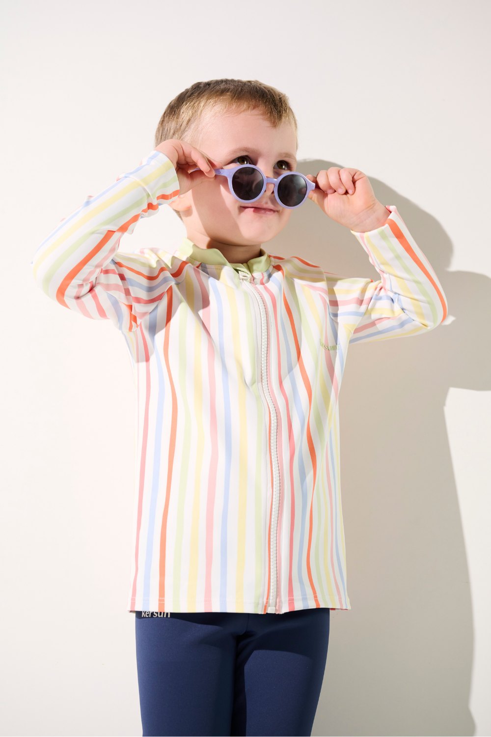 Veste de bain anti-UV - Fidji pour enfant, rayée, UPF 50+, idéale pour jouer en pleine soleil.
