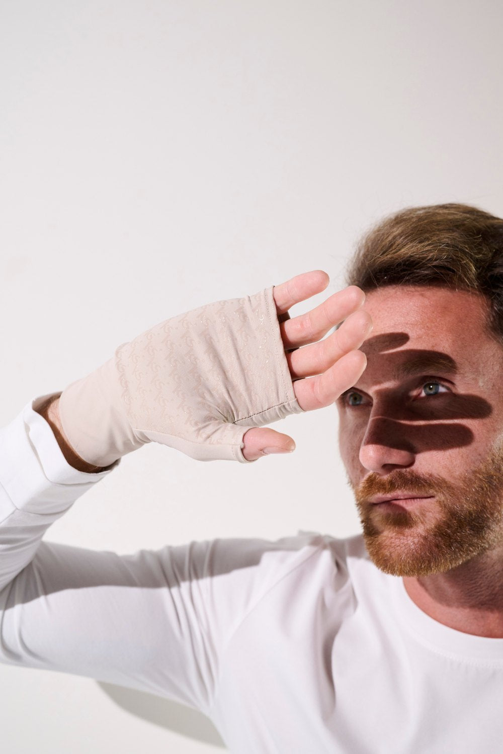 Mitaines moufles anti-UV beige UPF 50+ pour homme, légères et pratiques pour protéger les mains en plein air.