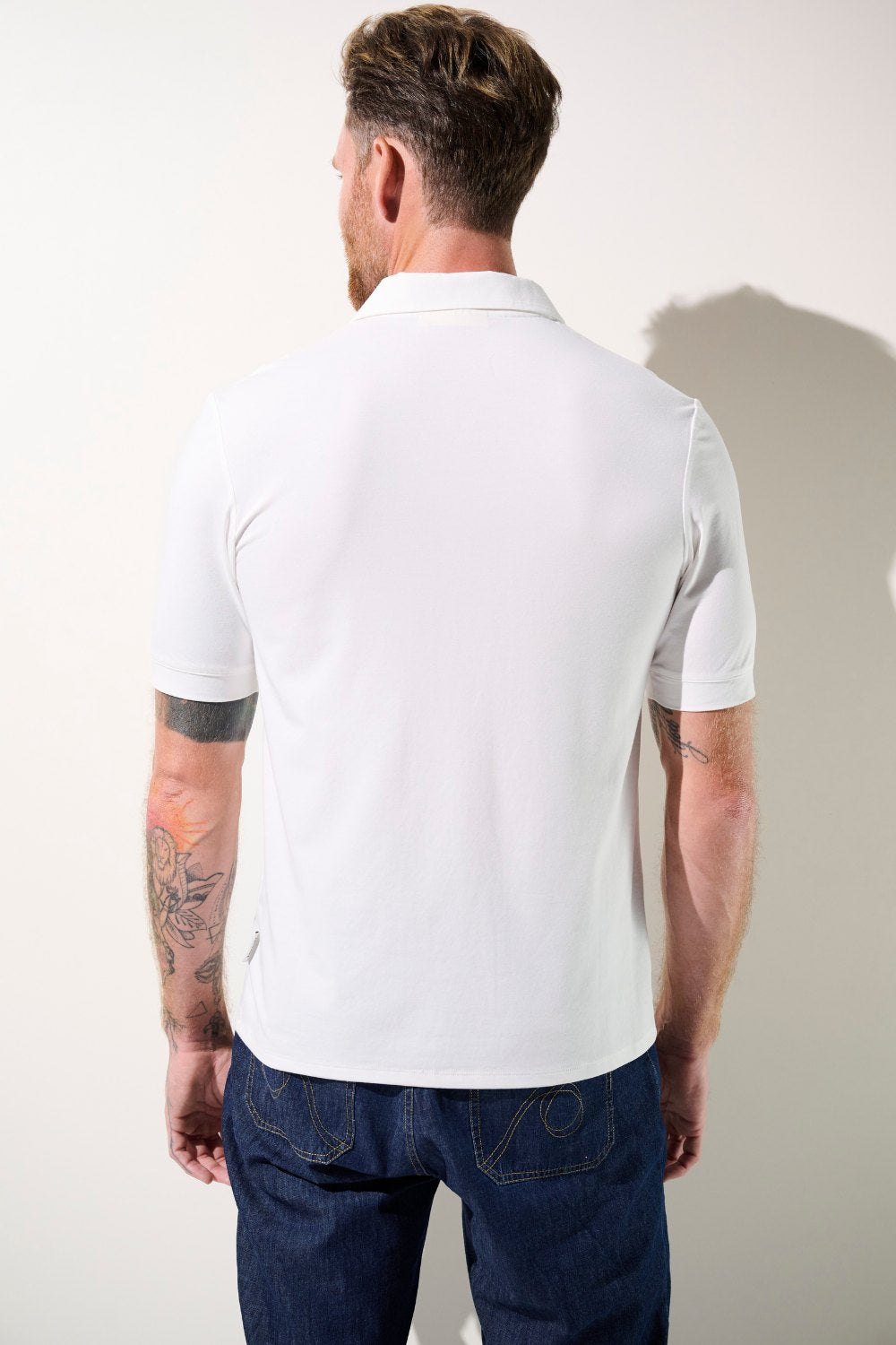 Polo anti-UV blanc pour homme, élégant et léger, offrant protection solaire avec UPF 50+.