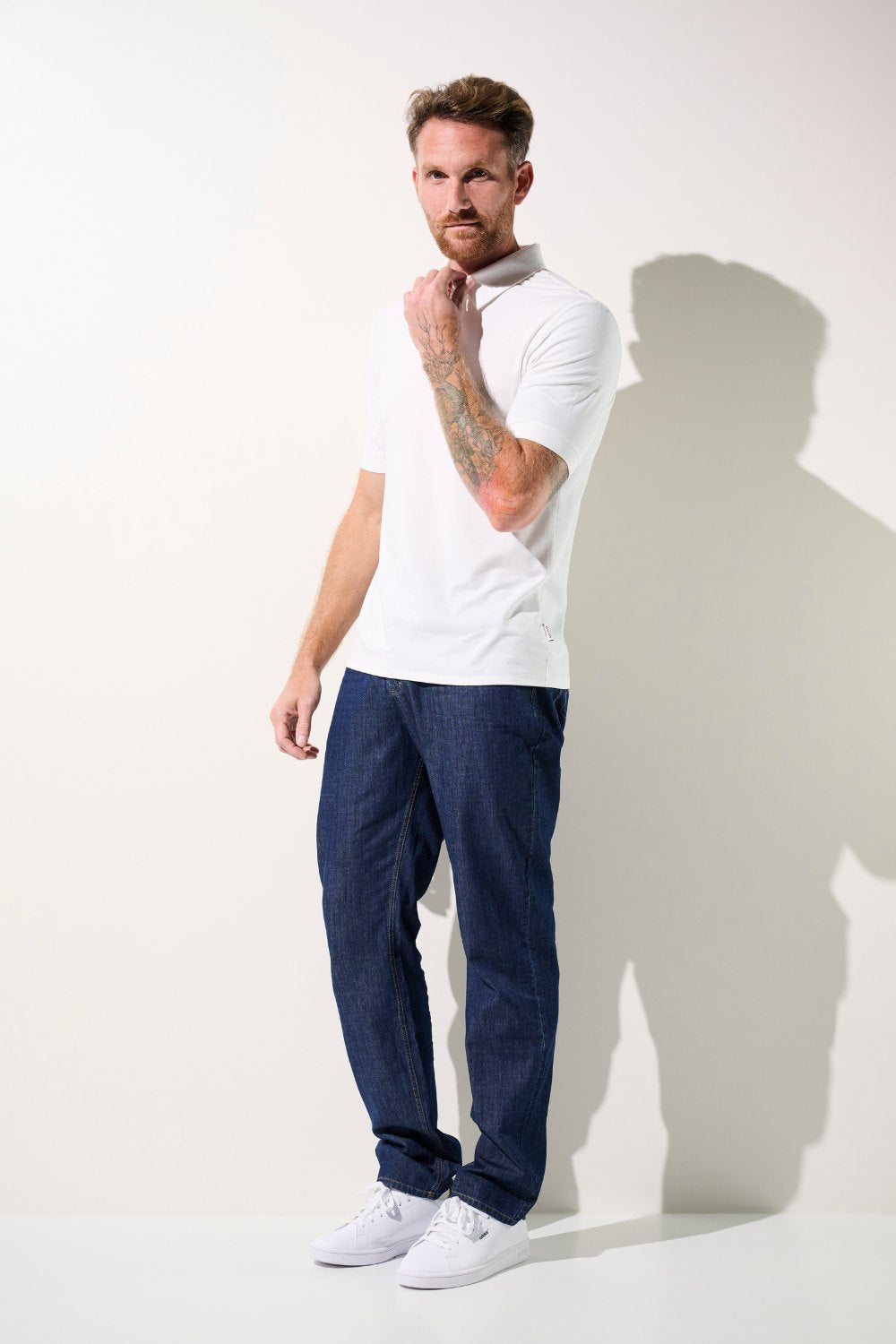 Polo anti-UV blanc UPF 50+ pour homme, élégant et confortable, idéal pour une protection solaire quotidienne.