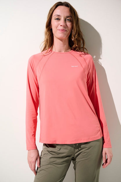 T-shirt anti-UV - Oasis pour femme, en corail, manches longues, léger et UPF 50+ pour activités en plein air.