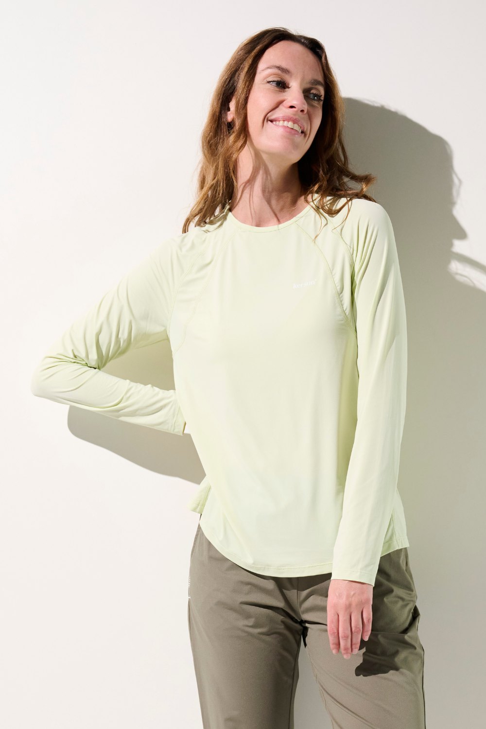 T-shirt anti-UV jaune pâle pour femme, manches longues, léger et respirant, UPF 50+ pour activités sportives.