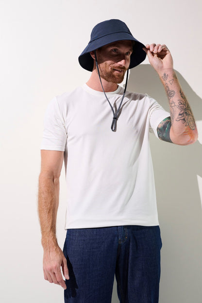 Bob anti-UV - Faro, bleu marine, porté par un homme, idéal pour protection solaire UPF 50+ en extérieur.