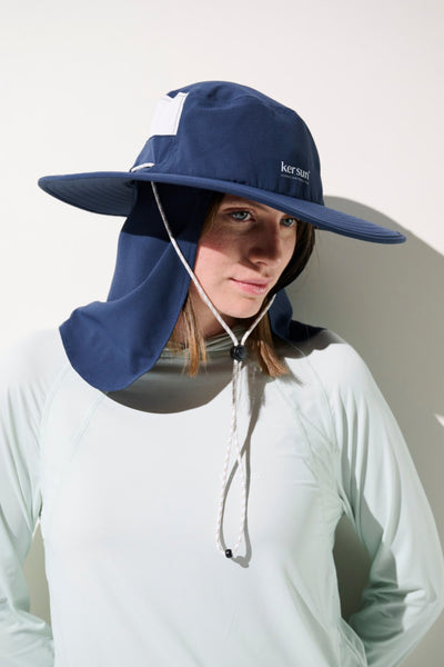 Cache-nuque anti-UV - Gobi en bleu marine, offrant protection solaire UPF 50+ pour femme sous un chapeau.