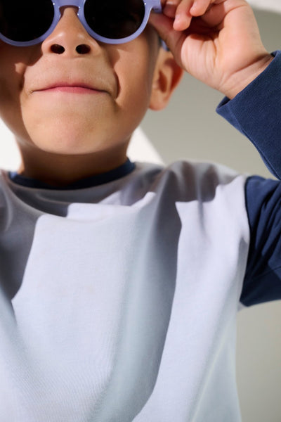 T-shirt anti-UV Saint-Malo, manches longues et léger, enfant portant des lunettes de soleil pour une protection solaire.