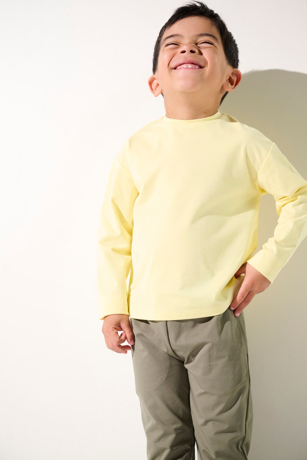 T-shirt anti-UV jaune pour enfant, léger et respirant, UPF 50+, parfait pour jouer au soleil en toute sécurité.