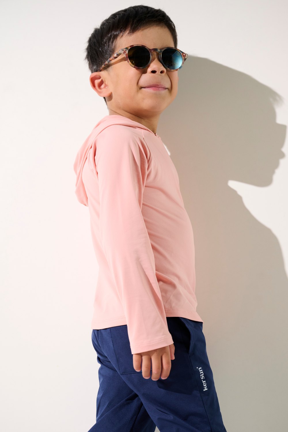 T-shirt anti-UV à capuche - Oasis pour garçon, couleur rose, UPF 50+, idéal pour jouer au soleil.