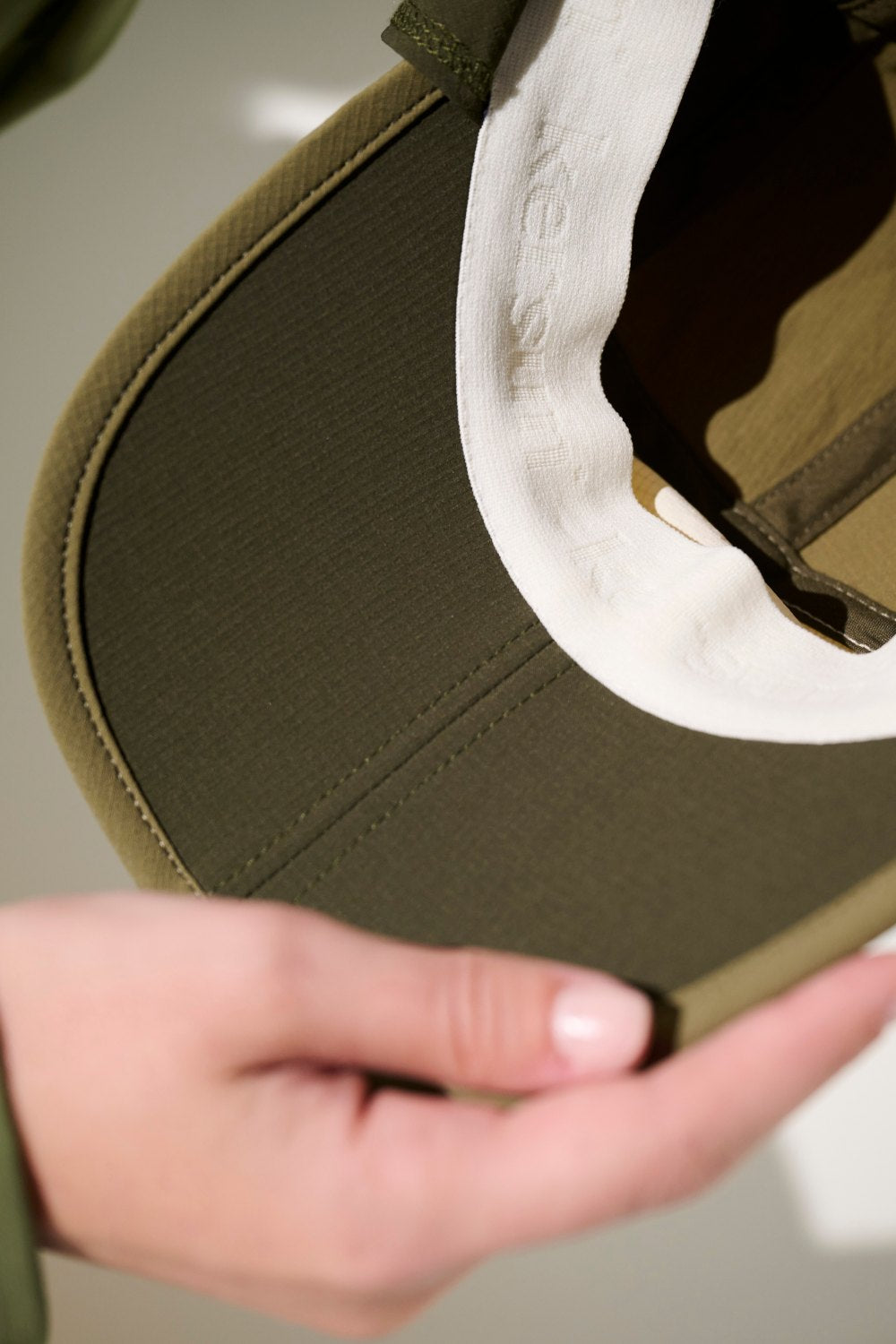 Casquette anti-UV Sequoia en vert olive, conçue pour un confort optimal et protection solaire UPF 50+.