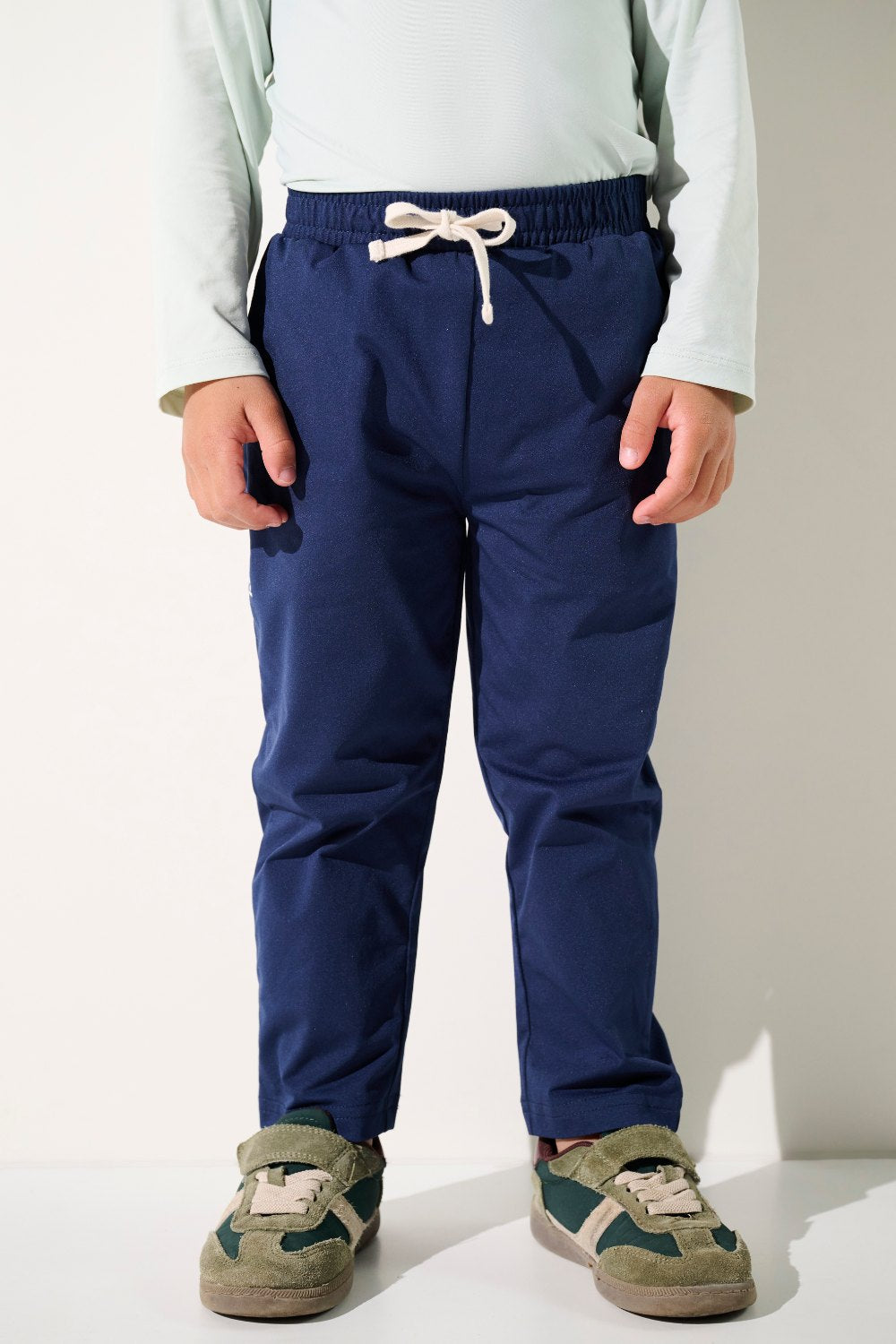 Pantalon anti-UV - Oasis pour enfant, bleu marine, léger et confortable pour jouer au soleil avec protection UPF 50+.