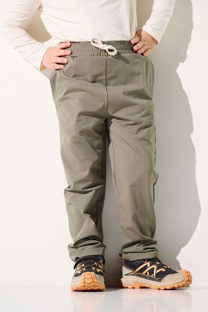 Pantalon anti-UV - Oasis gris pour enfant, léger et confortable, offrant une protection UPF 50+ à la peau sensible.