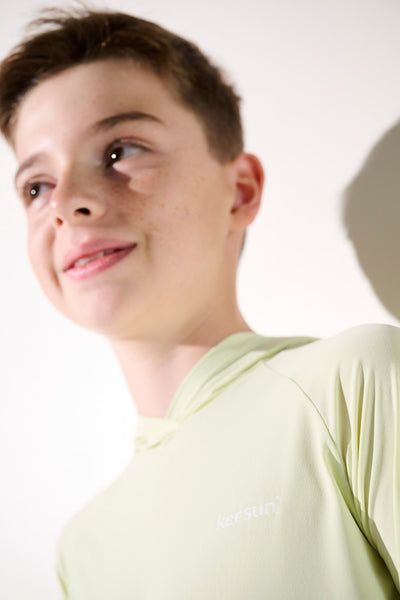 T-shirt anti-UV à capuche - Oasis pour garçon, couleur vert clair, léger et UPF 50+ pour protection solaire.